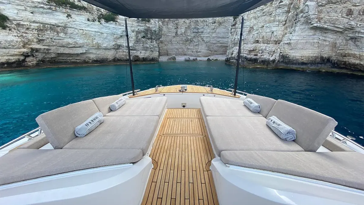 MCY66, ponte di poppa — Priveo Yachts, Europa. Linee moderne e ponti ampi per giornate in mare