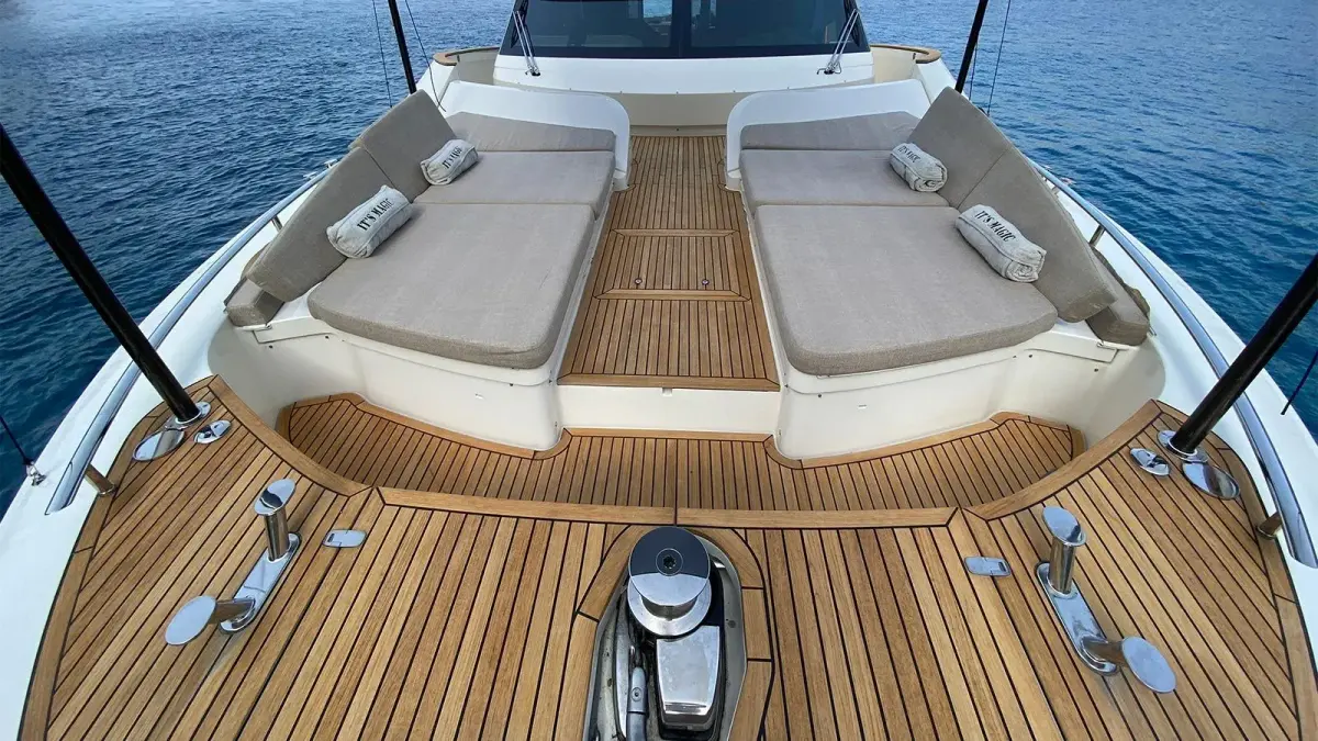 MCY66, salon — Priveo Yachts, Europa. Linee moderne e ponti ampi per giornate in mare
