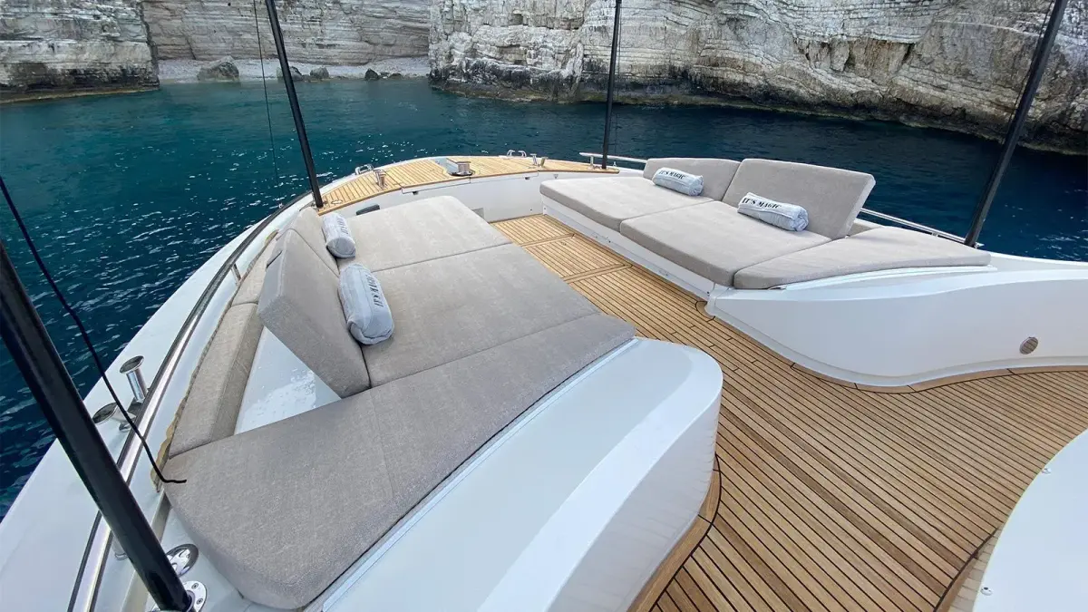 MCY66, cabina principale — Priveo Yachts, Europa. Linee moderne e ponti ampi per giornate in mare
