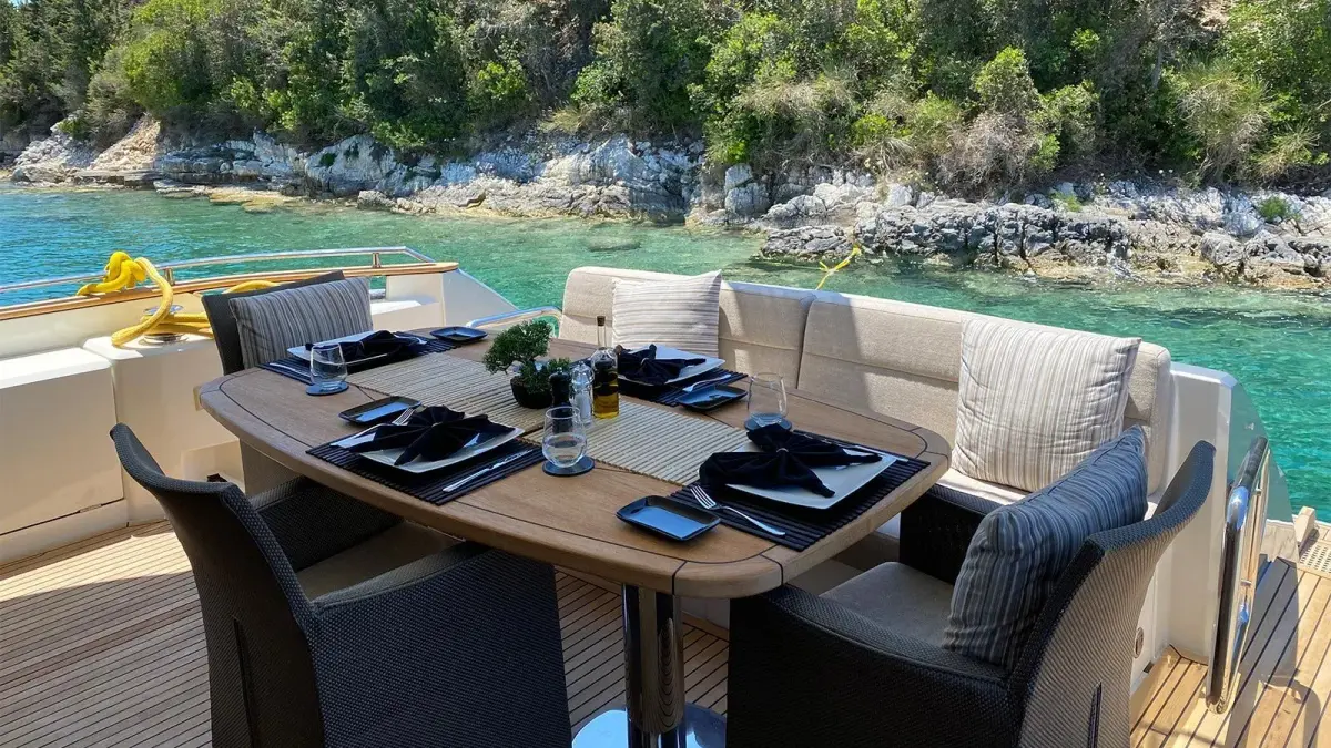 MCY66, flybridge — Priveo Yachts, Europa. Linee moderne e ponti ampi per giornate in mare