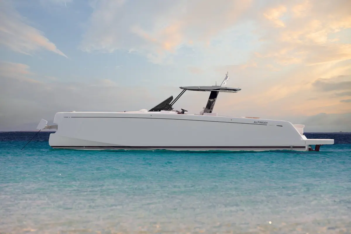 Pardo 43, exterior — Priveo Yachts, Europe. Fast walkaround lines built for one full day