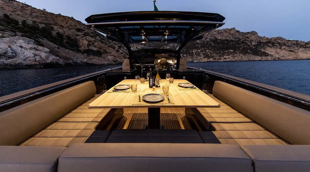 Pardo 50, ponte principale — Priveo Yachts, Europa. Coperta a passeggio libero, pranzo a bordo, andatura da 36 nodi