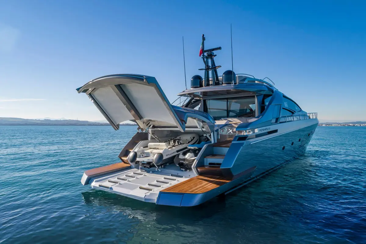 Pershing 8X, ponte principale — Priveo Yachts, Europa. Andature sportive e ponte poppa per giornate veloci