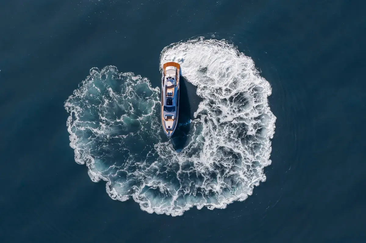 Pershing 8X, ponte di poppa — Priveo Yachts, Europa. Andature sportive e ponte poppa per giornate veloci