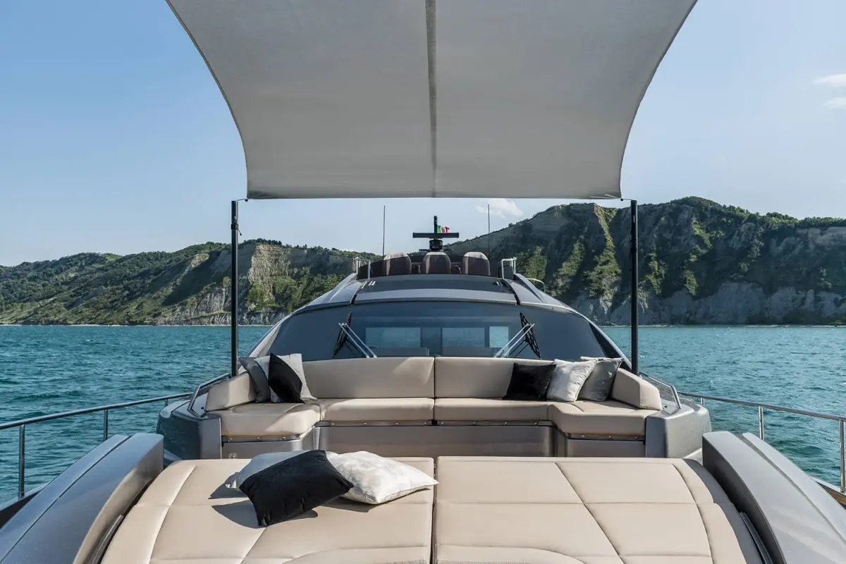 Pershing 8X, salon — Priveo Yachts, Europa. Andature sportive e ponte poppa per giornate veloci
