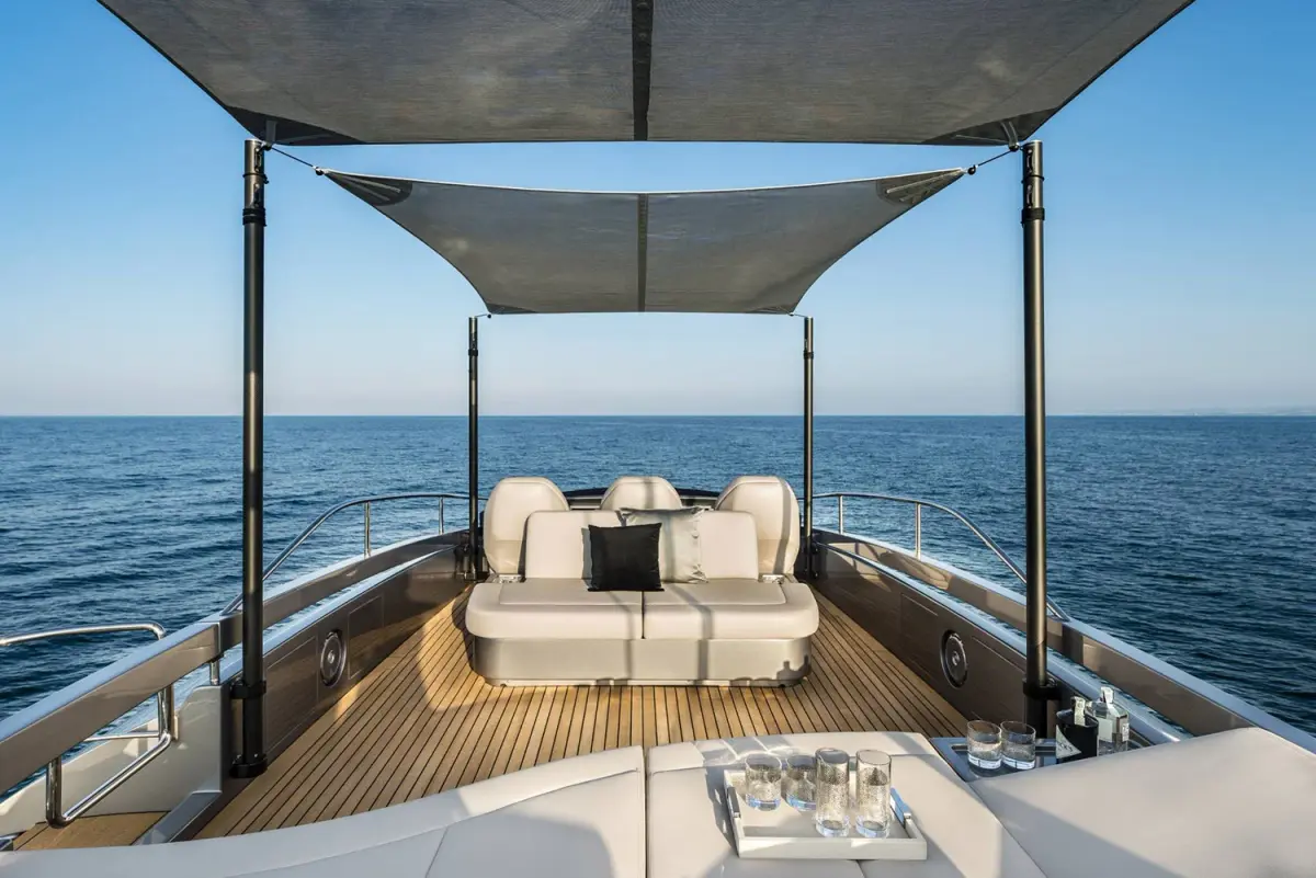 Pershing 8X, cabina principale — Priveo Yachts, Europa. Andature sportive e ponte poppa per giornate veloci