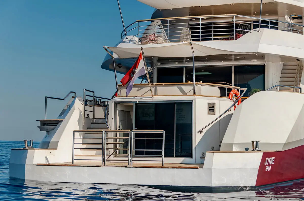 Philip Zepter 50m, cubierta de popa — Priveo Yachts, Europa. Cincuenta metros de calma para rutas de varios días