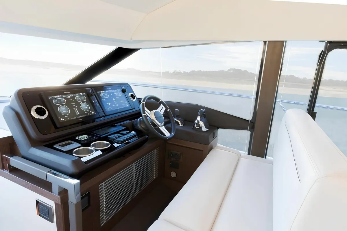 Prestige 520 Fly, main deck — Priveo Yachts, Europe. Flybridge cruising for coastal days and quiet bays