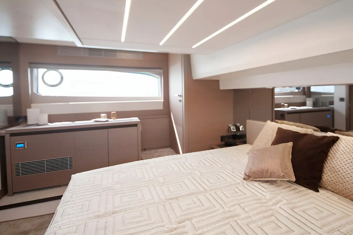 Prestige 520 Fly, salon — Priveo Yachts, Europe. Flybridge cruising for coastal days and quiet bays