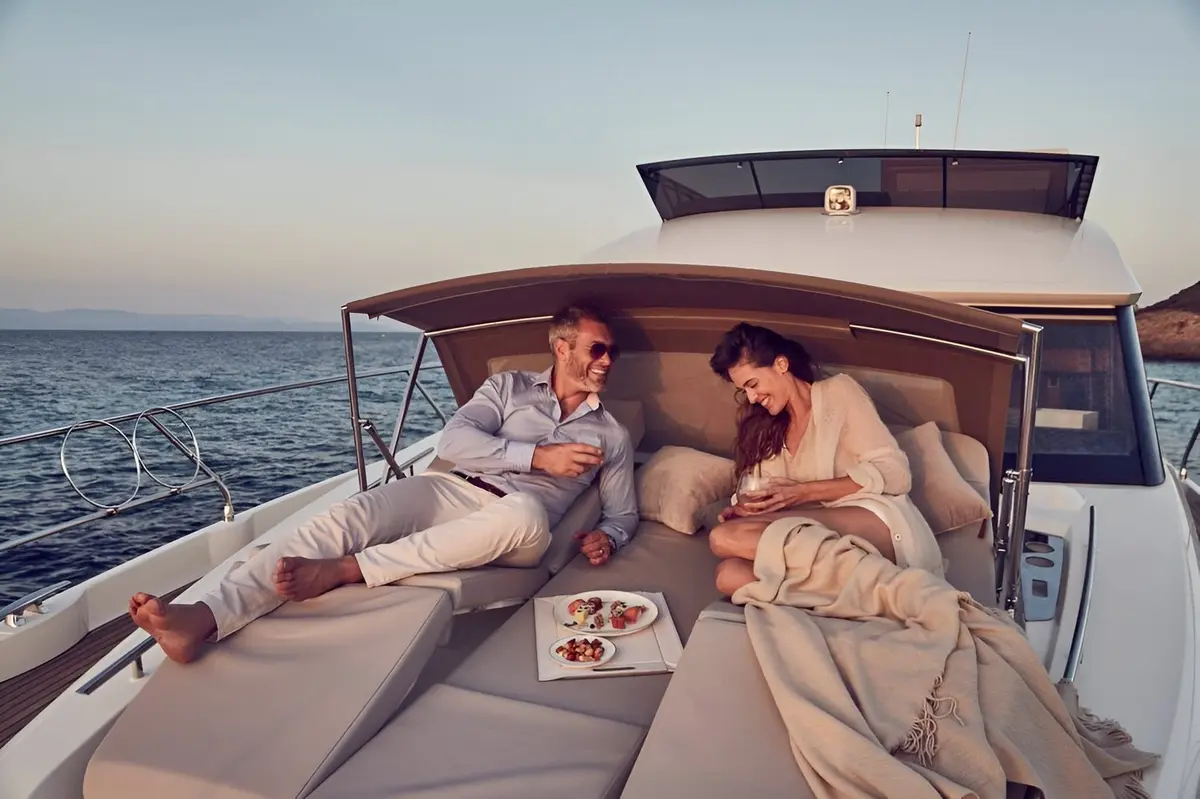 Prestige 520 Fly, flybridge — Priveo Yachts, Europe. Flybridge cruising for coastal days and quiet bays