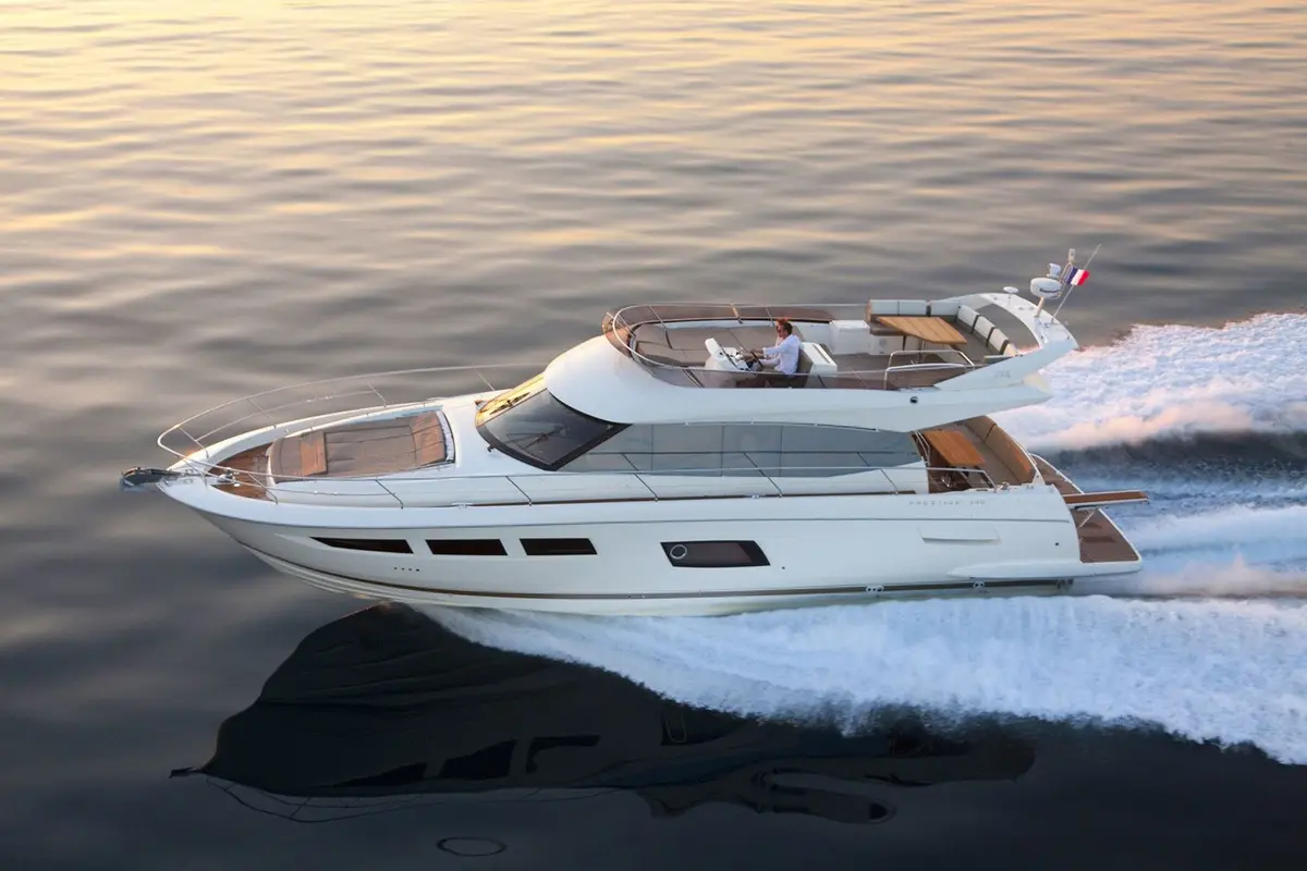 Prestige 550 FLY, esterno — Priveo Yachts, Europa. Flybridge e tre cabine per giornate in mare