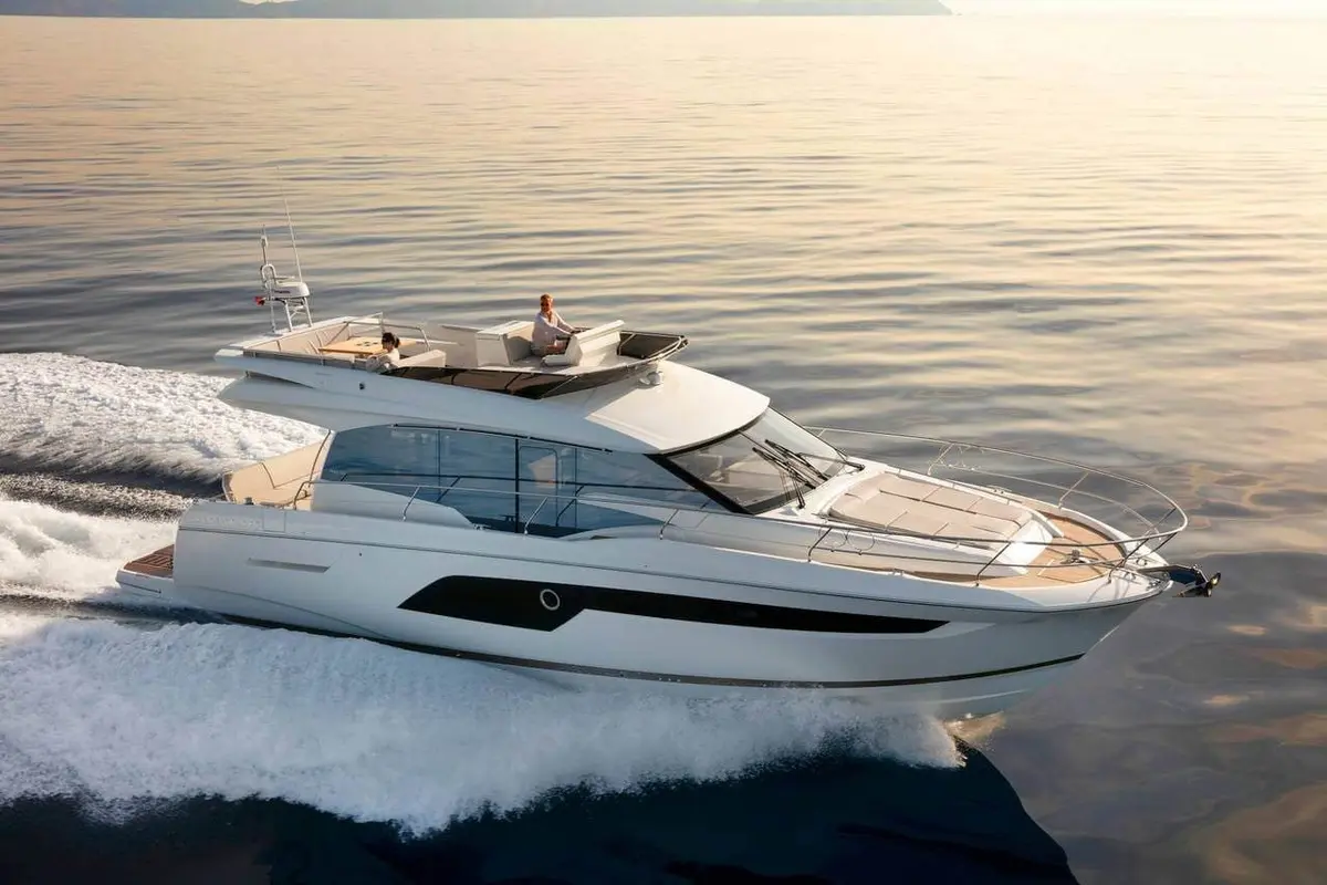 Prestige 550 FLY, ponte principale — Priveo Yachts, Europa. Flybridge e tre cabine per giornate in mare