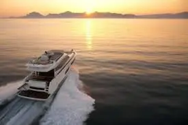 Prestige 550 FLY, ponte di poppa — Priveo Yachts, Europa. Flybridge e tre cabine per giornate in mare