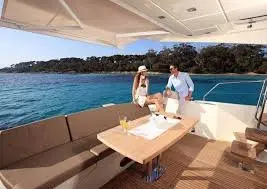 Prestige 550 FLY, salon — Priveo Yachts, Europa. Flybridge e tre cabine per giornate in mare