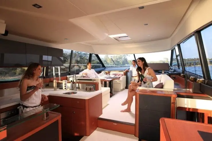 Prestige 550 FLY, cabina principale — Priveo Yachts, Europa. Flybridge e tre cabine per giornate in mare