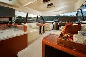 Prestige 550 FLY, flybridge — Priveo Yachts, Europa. Flybridge e tre cabine per giornate in mare