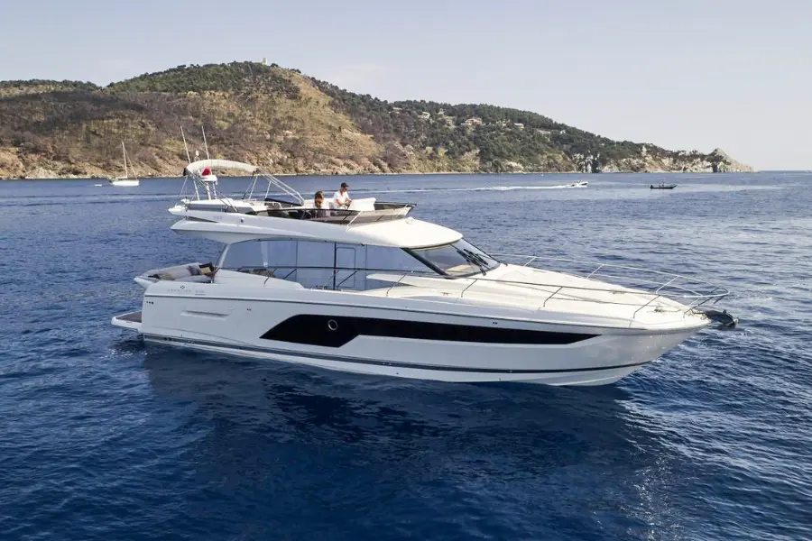 Prestige 590 Fly, exterior — Priveo Yachts, Europa. Flybridge amplio para días de navegación en grupo