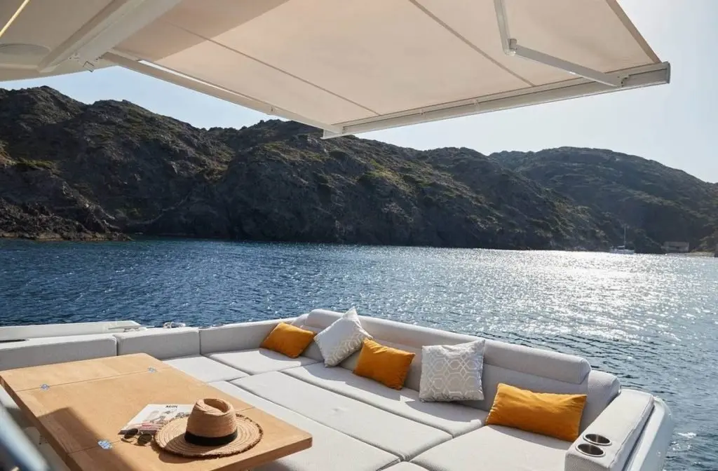 Prestige 590 Fly, cubierta principal — Priveo Yachts, Europa. Flybridge amplio para días de navegación en grupo
