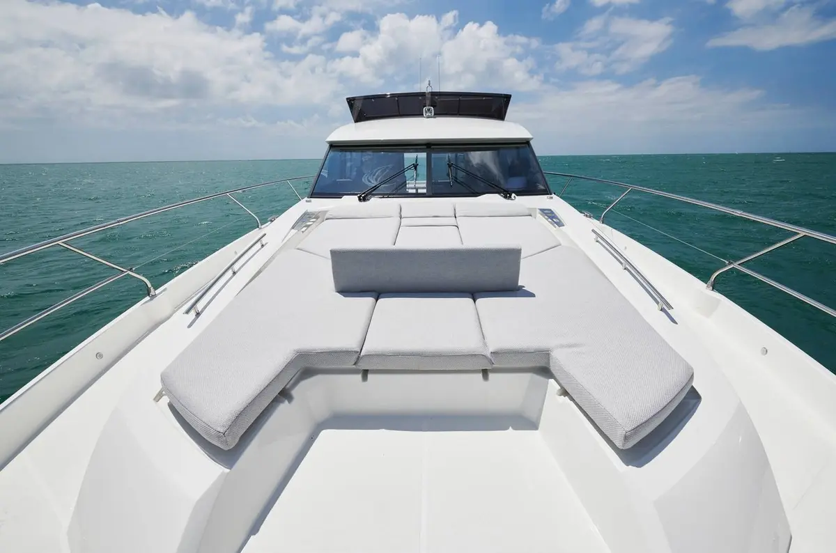 Prestige 590 Fly, cubierta de popa — Priveo Yachts, Europa. Flybridge amplio para días de navegación en grupo
