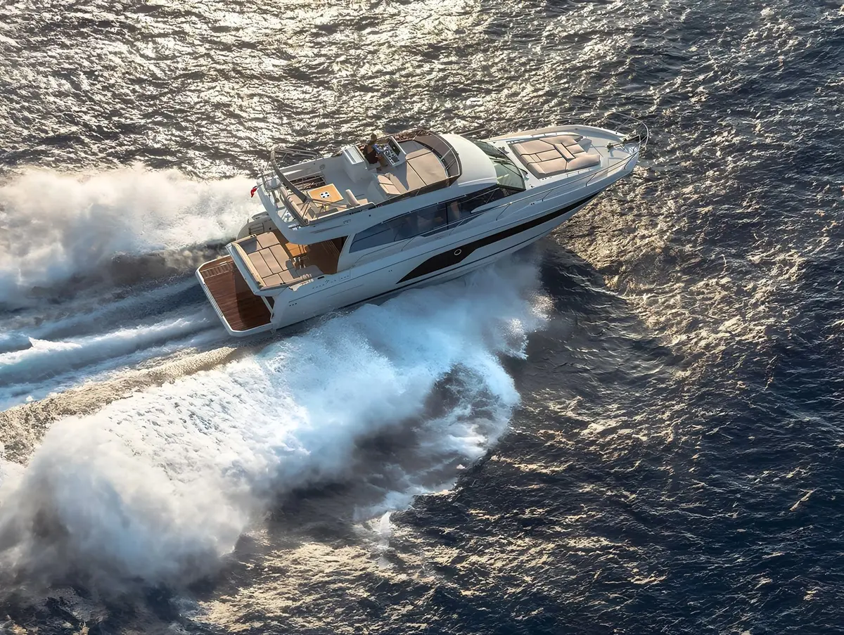 Prestige 590 Fly, salón — Priveo Yachts, Europa. Flybridge amplio para días de navegación en grupo