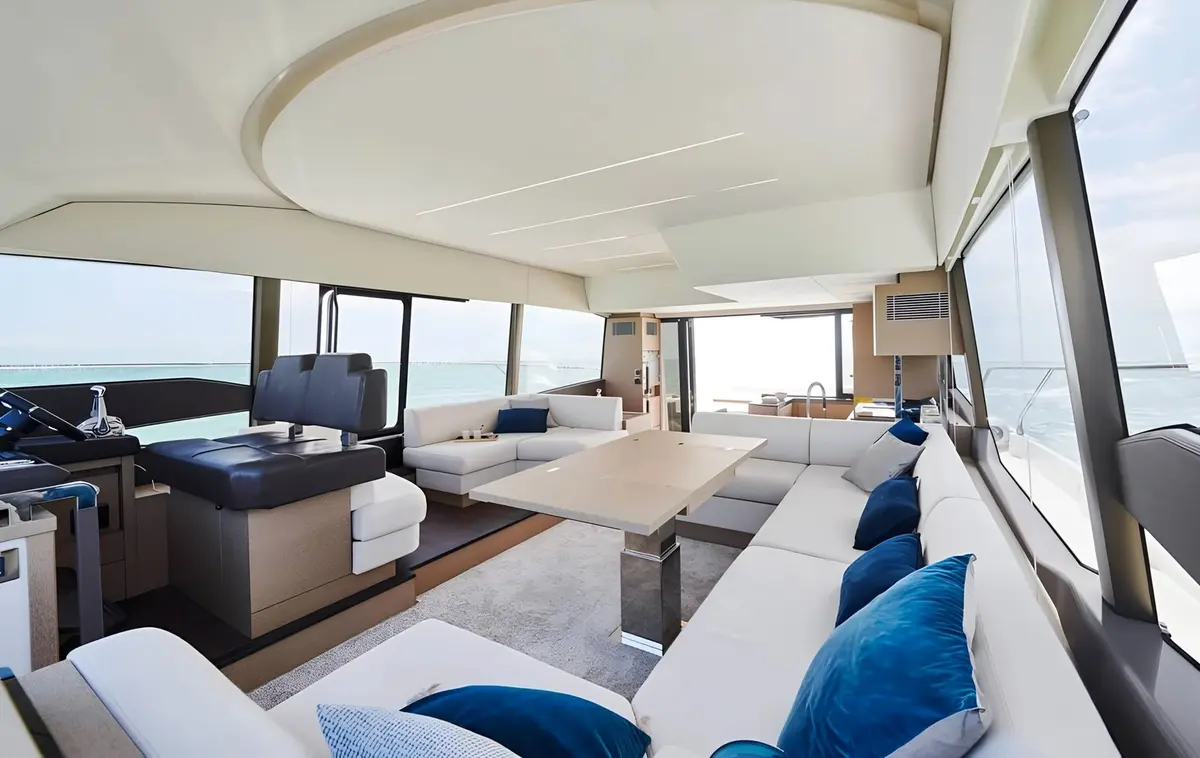 Prestige 590 Fly, camarote principal — Priveo Yachts, Europa. Flybridge amplio para días de navegación en grupo