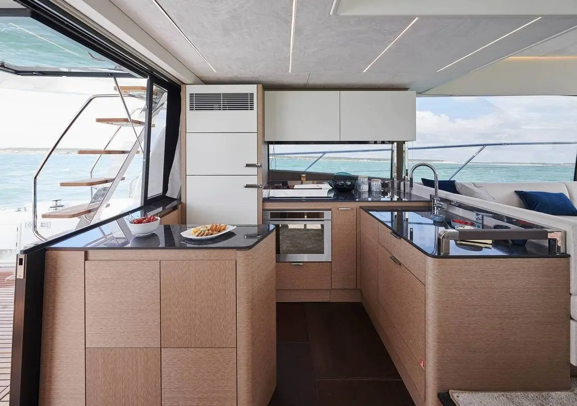 Prestige 590 Fly, flybridge — Priveo Yachts, Europa. Flybridge amplio para días de navegación en grupo