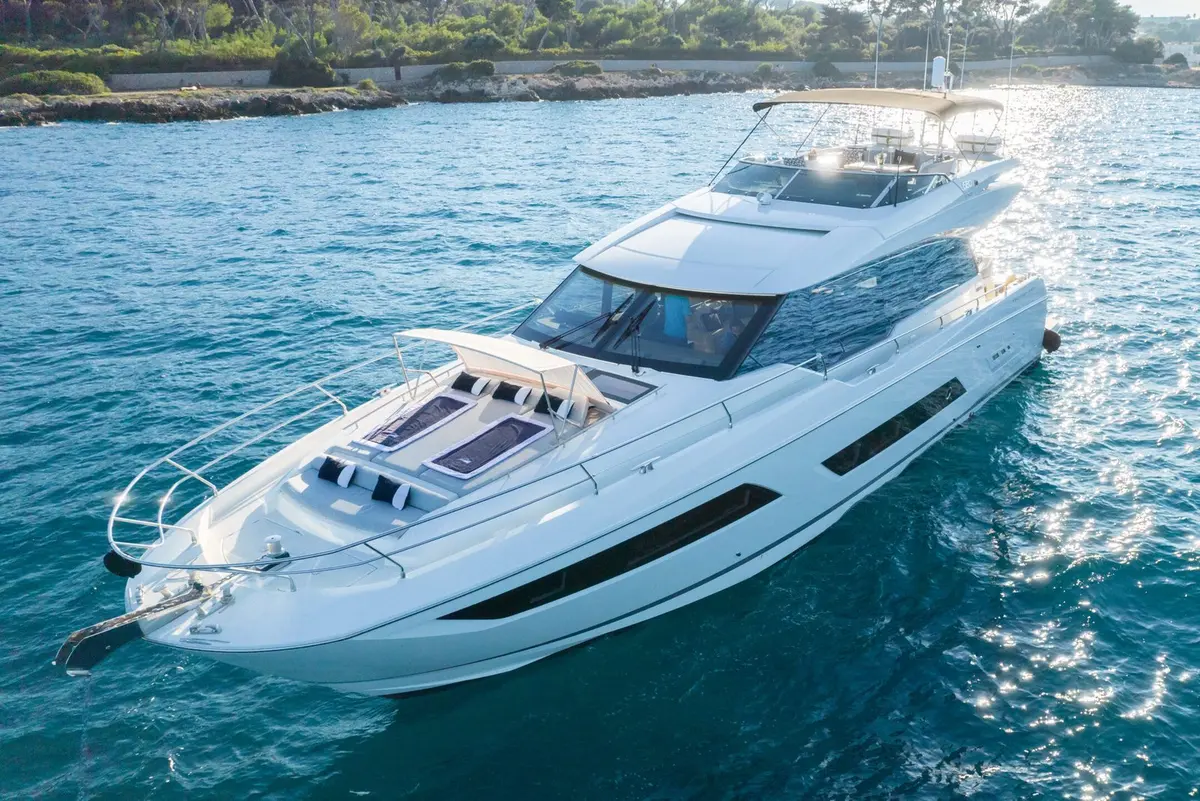 Prestige 680s, exterior — Priveo Yachts, Europe. A flybridge cruiser built for easy coastal days