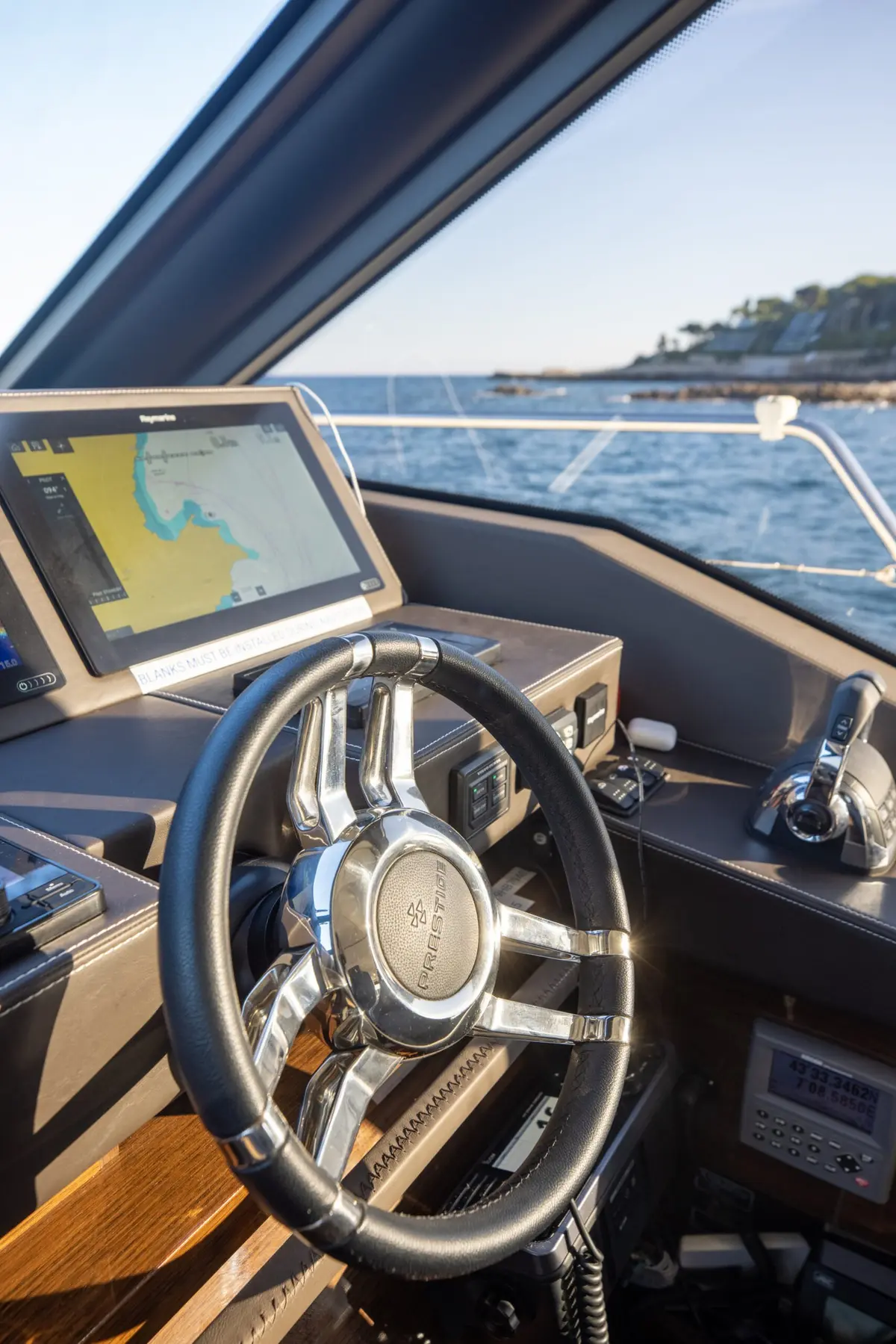 Prestige 680s, flybridge — Priveo Yachts, Europe. A flybridge cruiser built for easy coastal days