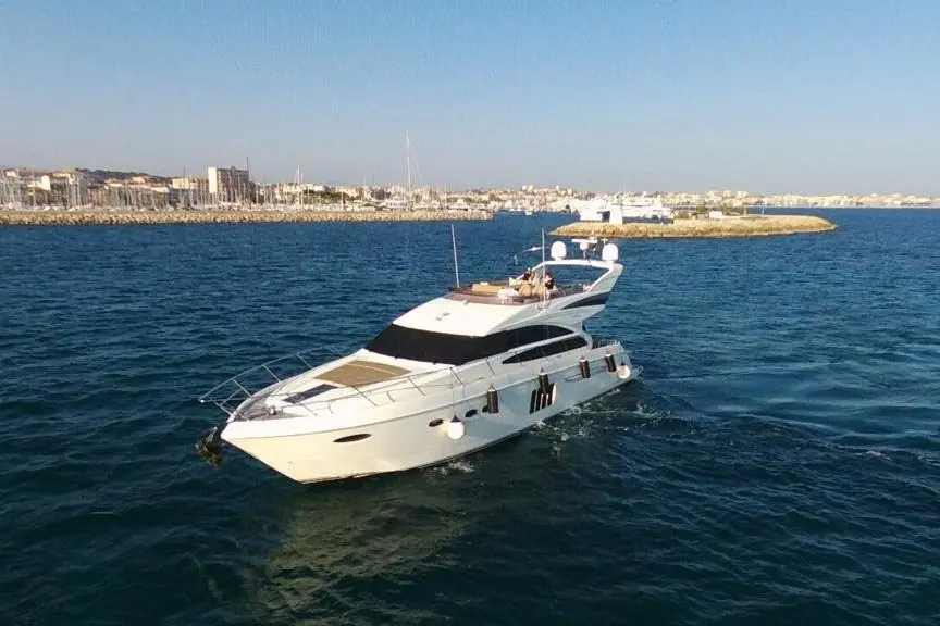 Princess 64 Fly, main deck — Priveo Yachts, Europe. Flybridge comfort for ten across the coast