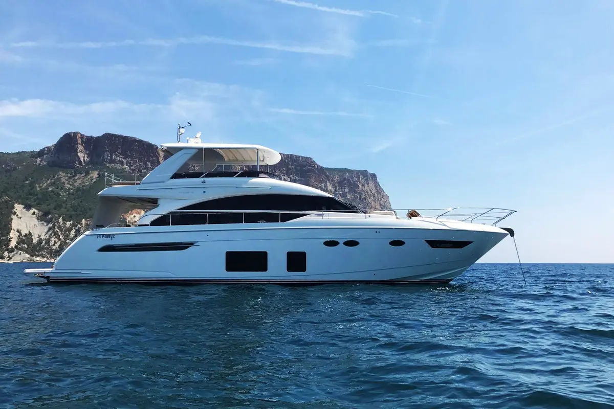 Princess 68 Fly, salon — Priveo Yachts, Europe. A flybridge built for long coastal afternoons