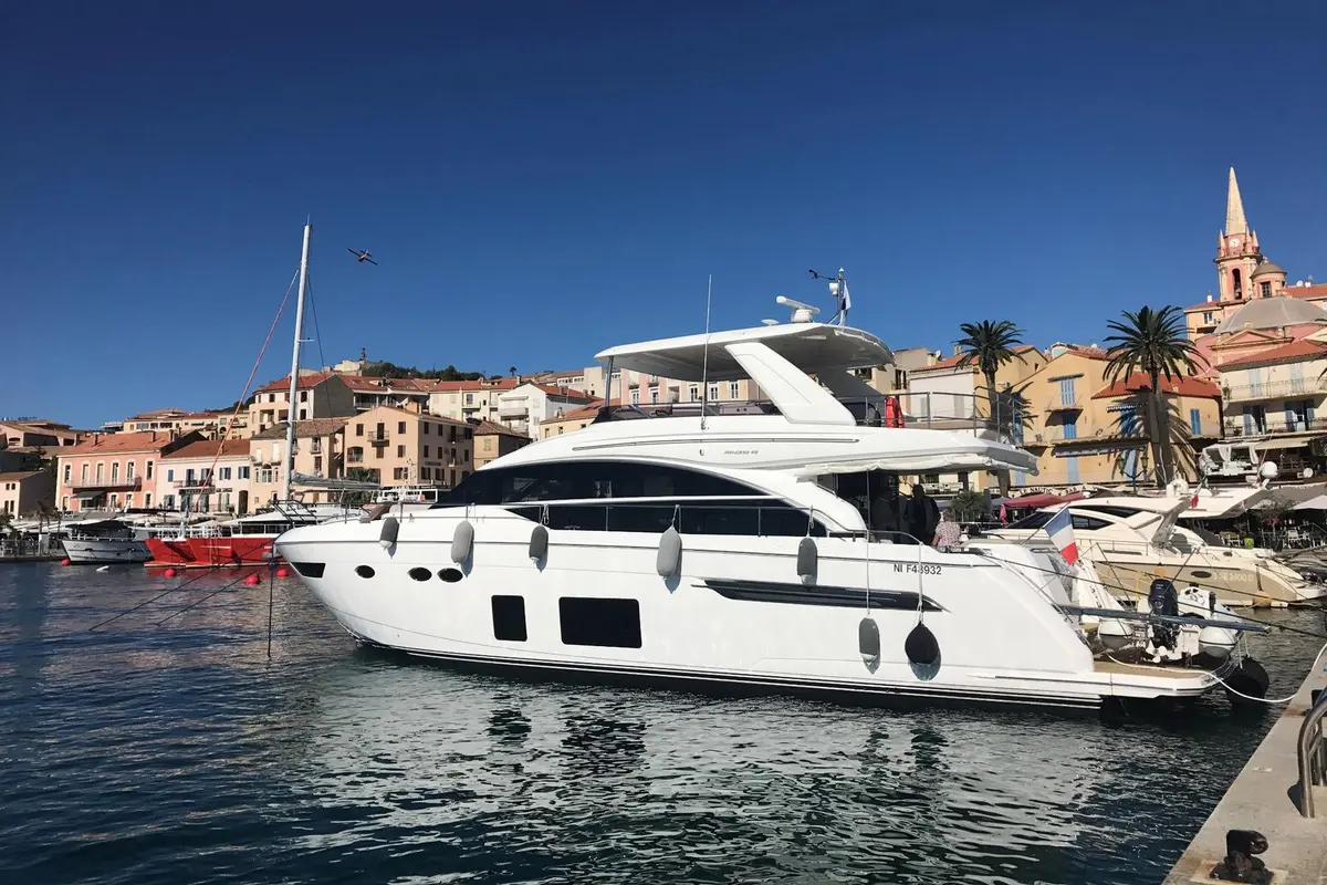 Princess 68 Fly, master cabin — Priveo Yachts, Europe. A flybridge built for long coastal afternoons