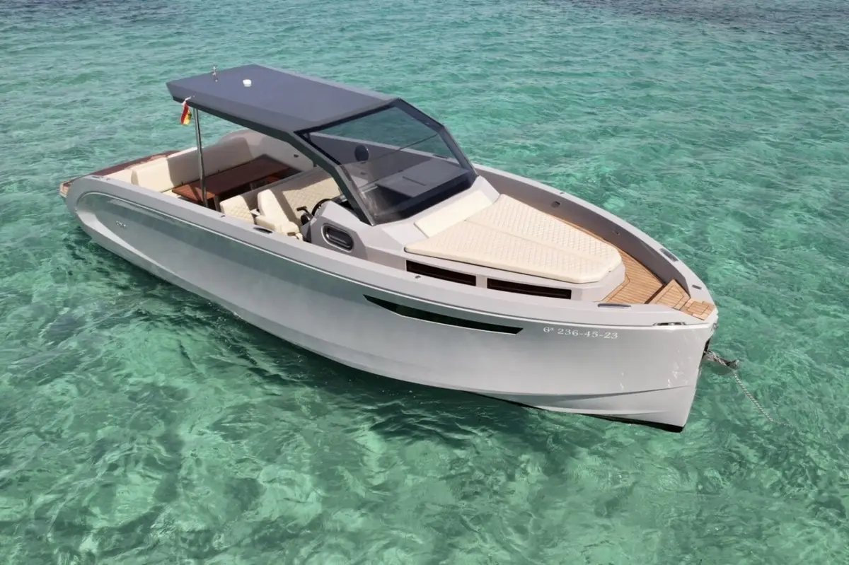 Rand Escape 30, exterior — Priveo Yachts, Europe. A compact hull built for short coastal days