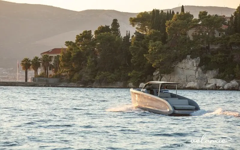 Rand Escape 30, main deck — Priveo Yachts, Europe. A compact hull built for short coastal days