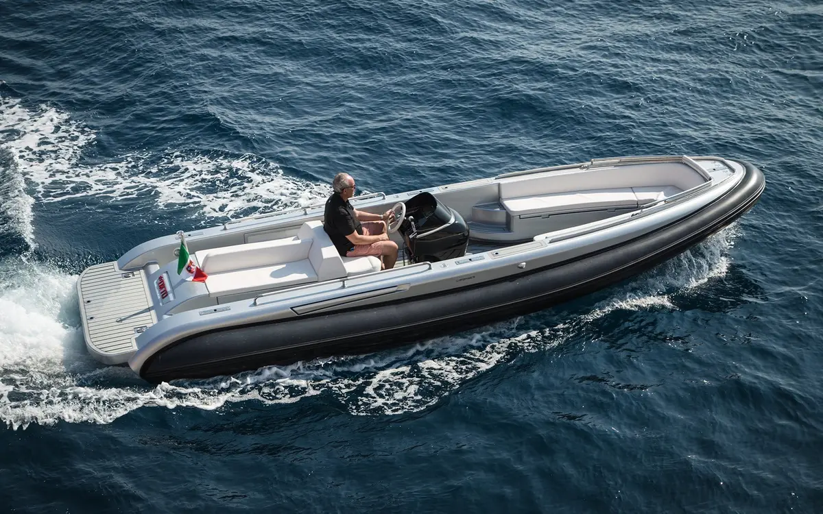 Rand Escape 30, flybridge — Priveo Yachts, Europe. A compact hull built for short coastal days