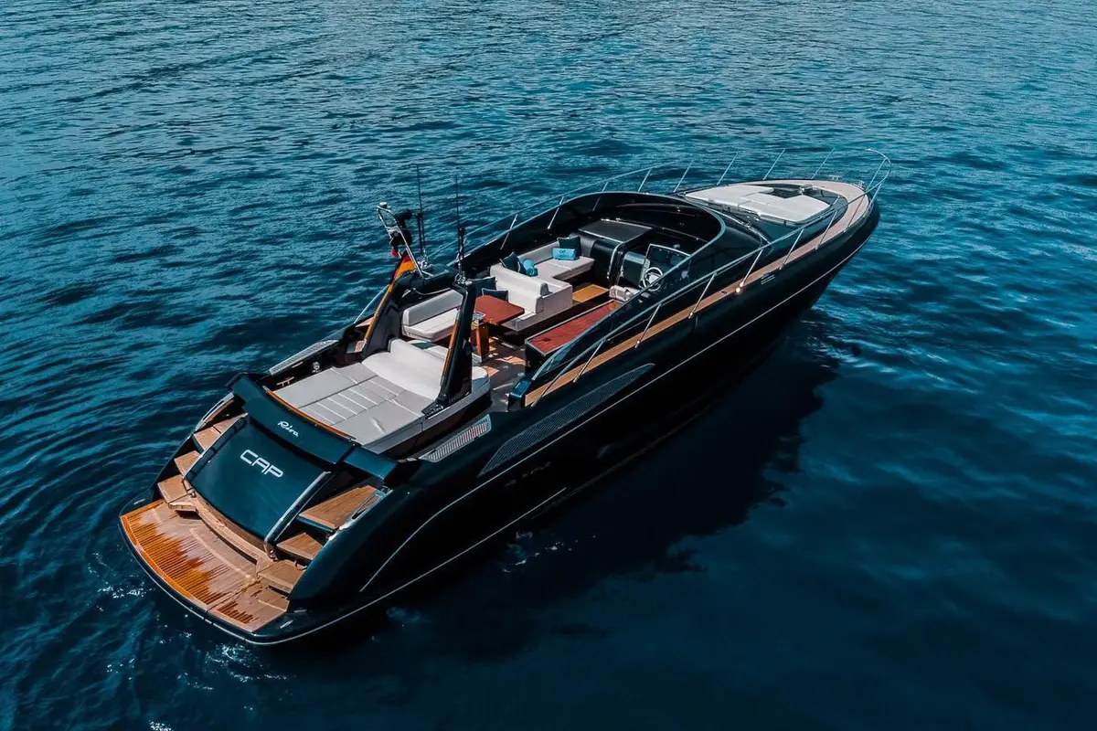 Riva 56 Rivale, exterior — Priveo Yachts, Europa. Líneas italianas y ritmo ágil para salidas cortas