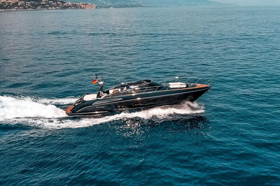 Riva 56 Rivale, cubierta principal — Priveo Yachts, Europa. Líneas italianas y ritmo ágil para salidas cortas