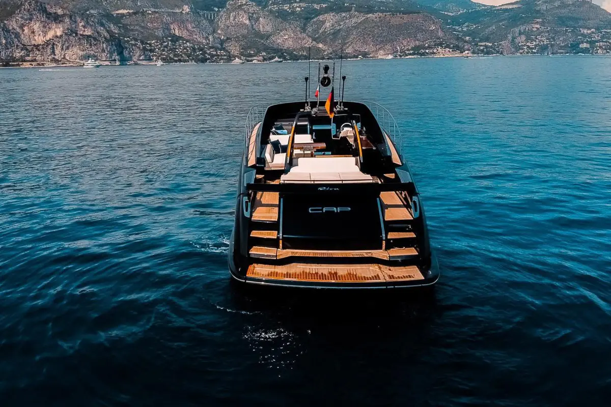 Riva 56 Rivale, cubierta de popa — Priveo Yachts, Europa. Líneas italianas y ritmo ágil para salidas cortas