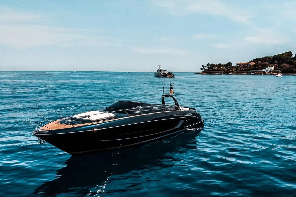 Riva 56 Rivale, salón — Priveo Yachts, Europa. Líneas italianas y ritmo ágil para salidas cortas