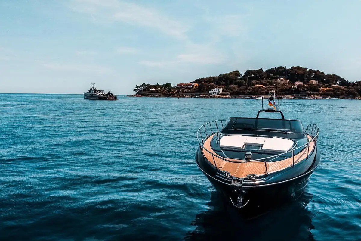 Riva 56 Rivale, camarote principal — Priveo Yachts, Europa. Líneas italianas y ritmo ágil para salidas cortas