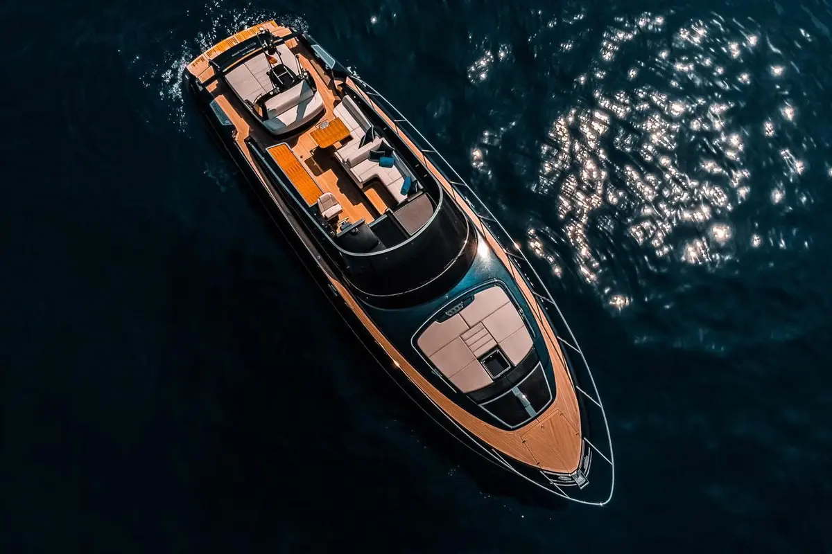 Riva 56 Rivale, flybridge — Priveo Yachts, Europa. Líneas italianas y ritmo ágil para salidas cortas
