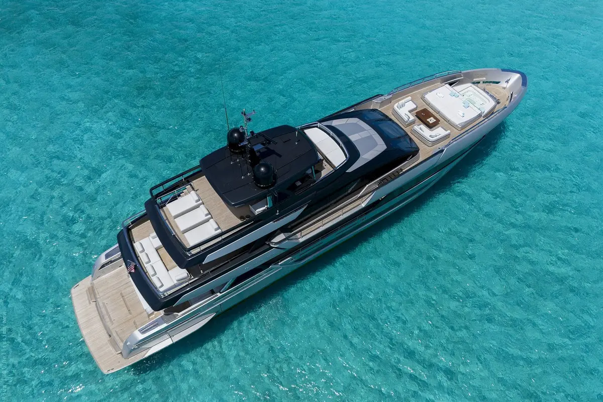 Riva 130 Bellissima, cubierta principal — Priveo Yachts, Europa. Cuarenta metros de calma italiana sobre el agua