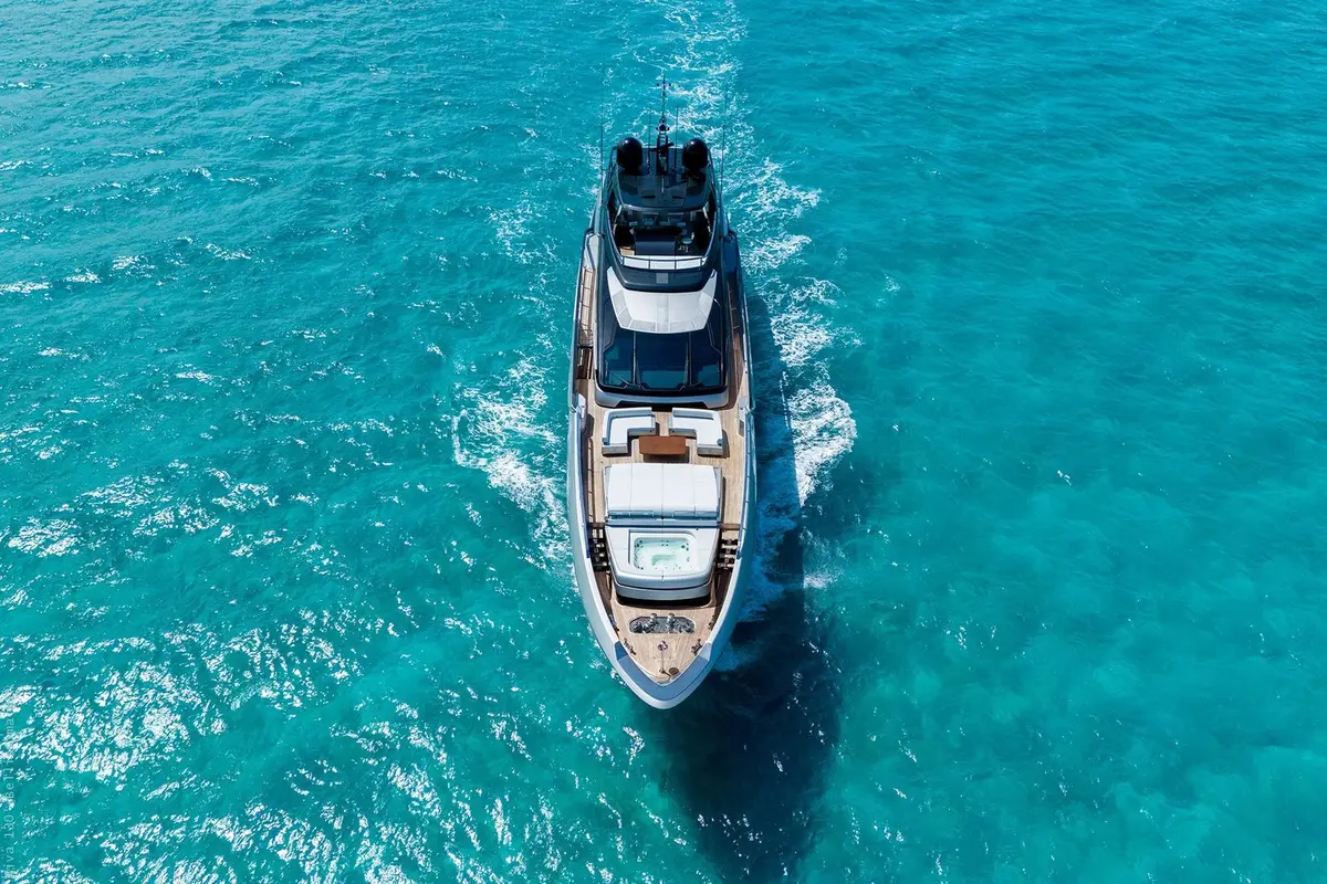 Riva 130 Bellissima, cubierta de popa — Priveo Yachts, Europa. Cuarenta metros de calma italiana sobre el agua