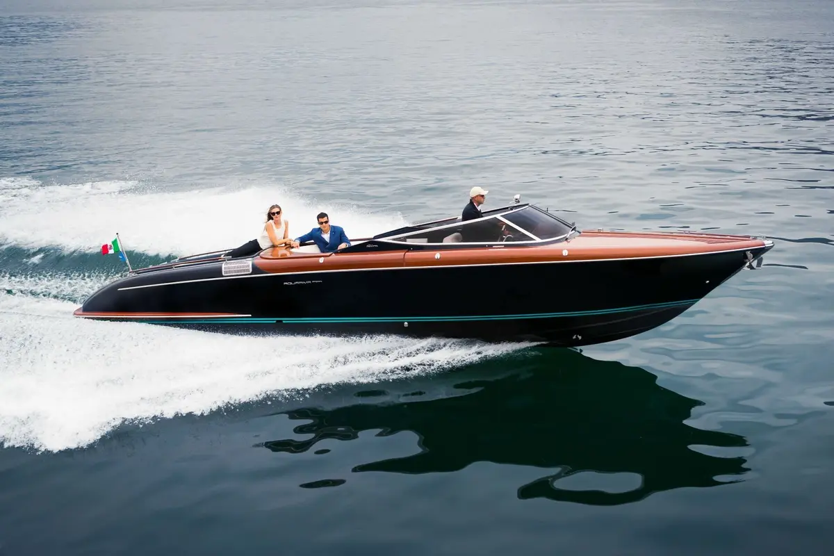 Riva Aquariva, esterno — Priveo Yachts, Europa. Scafo veloce in mogano per giornate in baia
