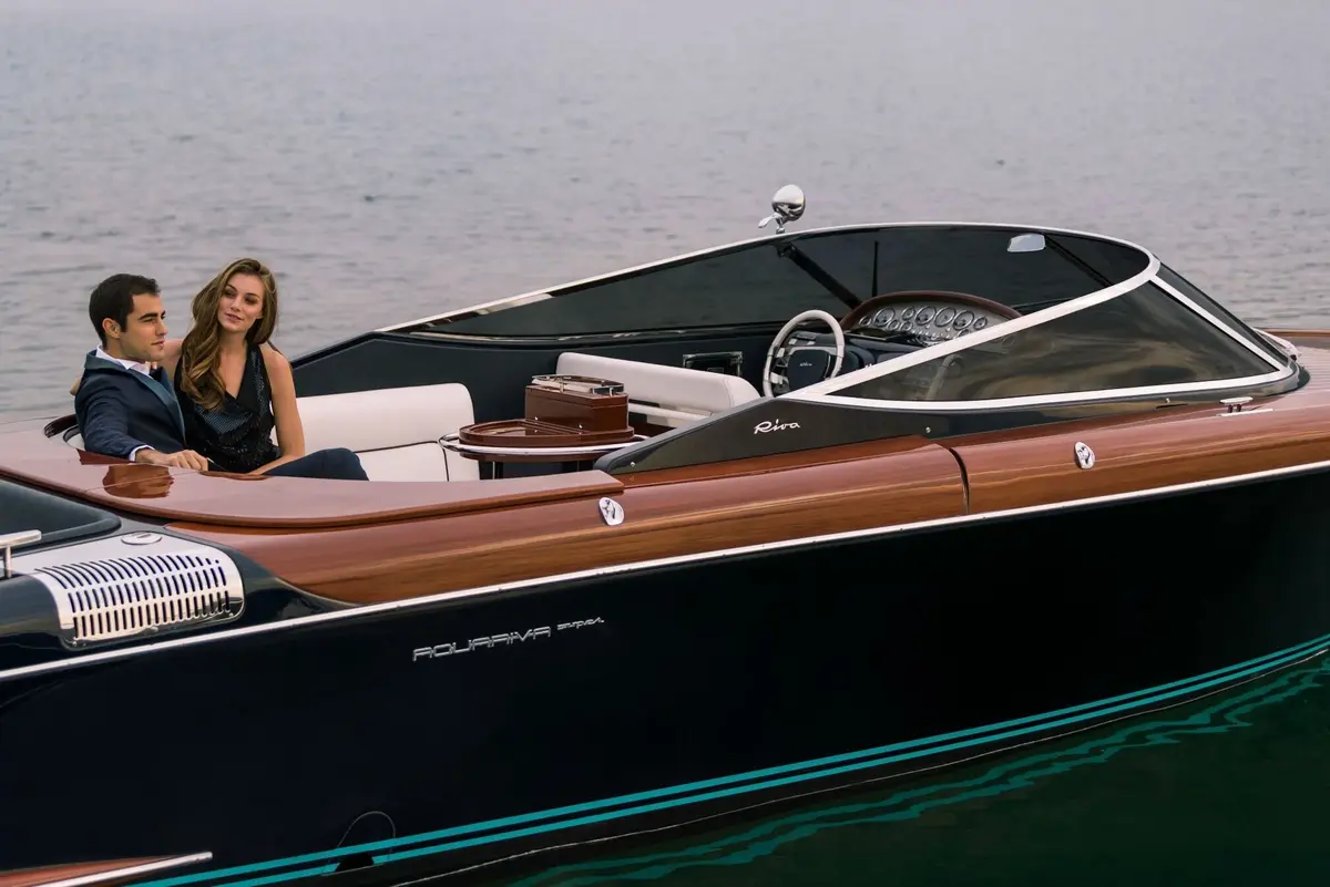 Riva Aquariva, ponte principale — Priveo Yachts, Europa. Scafo veloce in mogano per giornate in baia