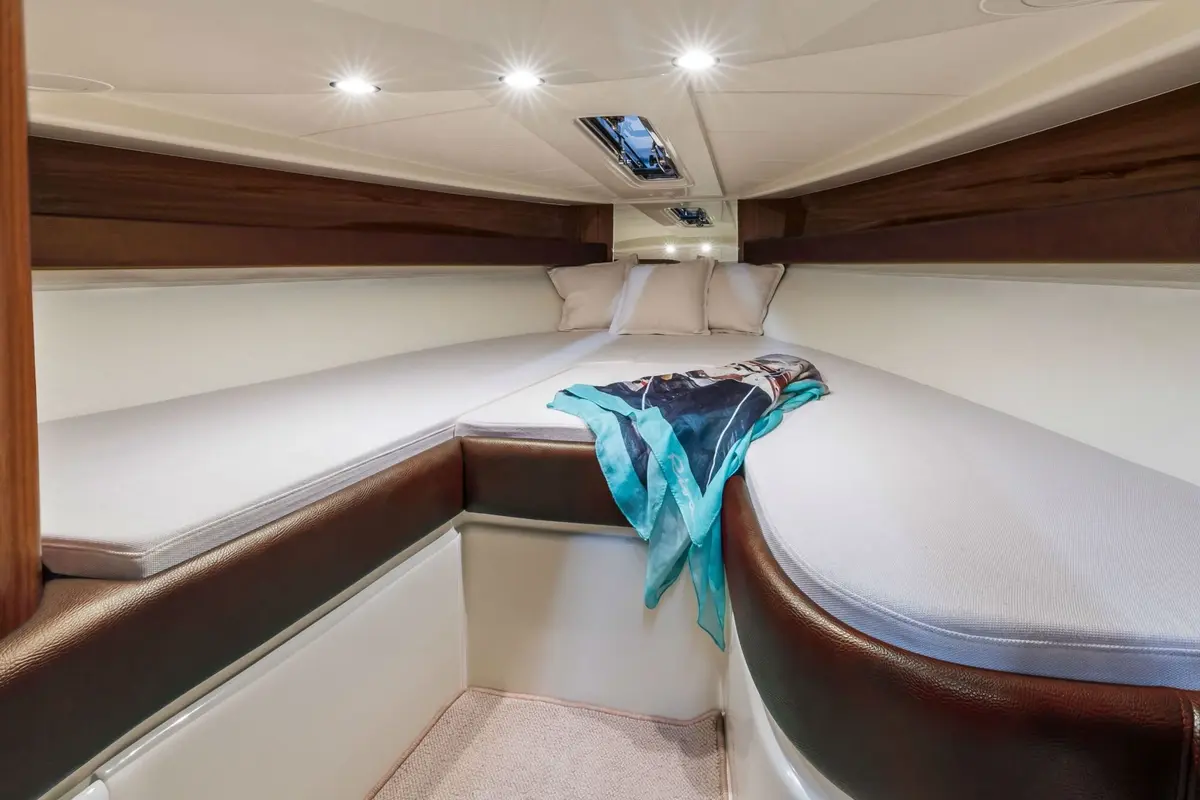 Riva Aquariva, ponte di poppa — Priveo Yachts, Europa. Scafo veloce in mogano per giornate in baia