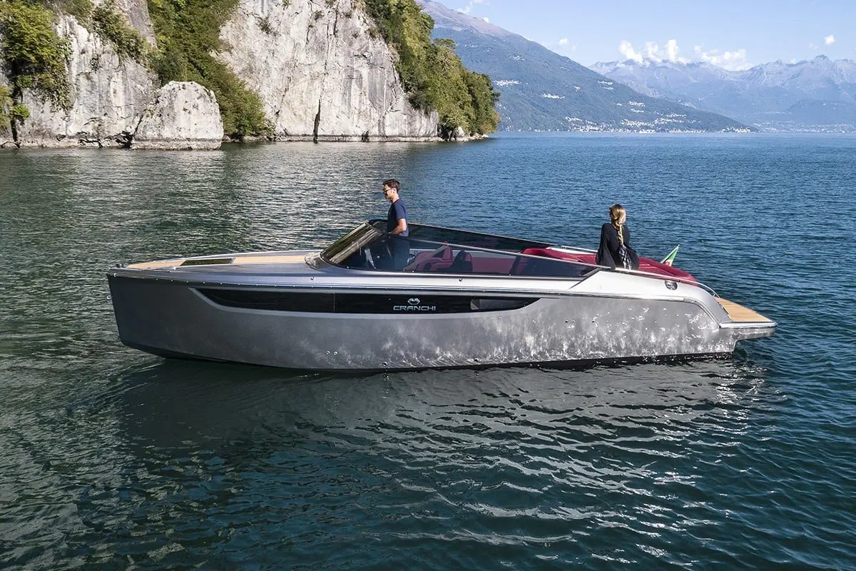 Sanlorenzo 112, flybridge — Priveo Yachts, Europe. Low-slung Italian lines built for coastal running days