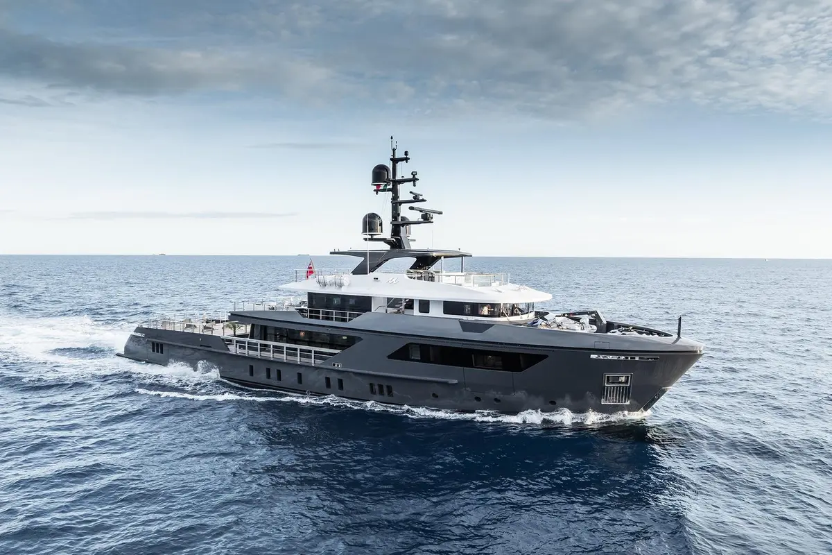 M, esterno — Priveo Yachts, Europa. Ponti ampi e cinque cabine per un piccolo gruppo