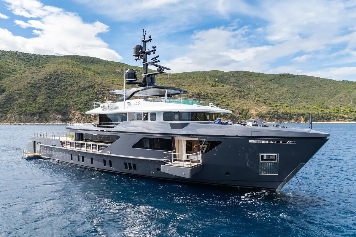 M, ponte principale — Priveo Yachts, Europa. Ponti ampi e cinque cabine per un piccolo gruppo