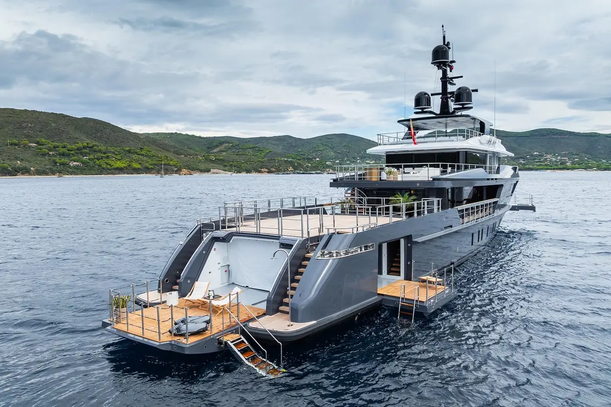 M, ponte di poppa — Priveo Yachts, Europa. Ponti ampi e cinque cabine per un piccolo gruppo