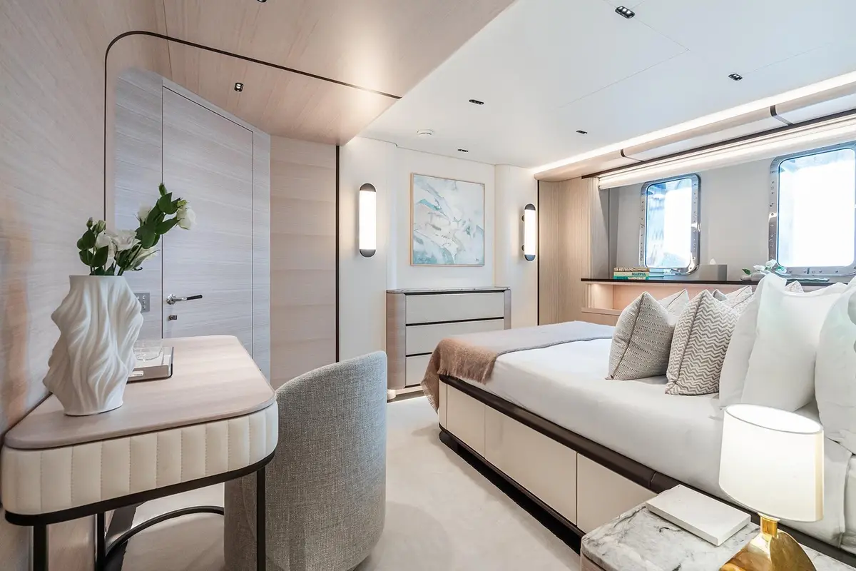 M, salon — Priveo Yachts, Europa. Ponti ampi e cinque cabine per un piccolo gruppo